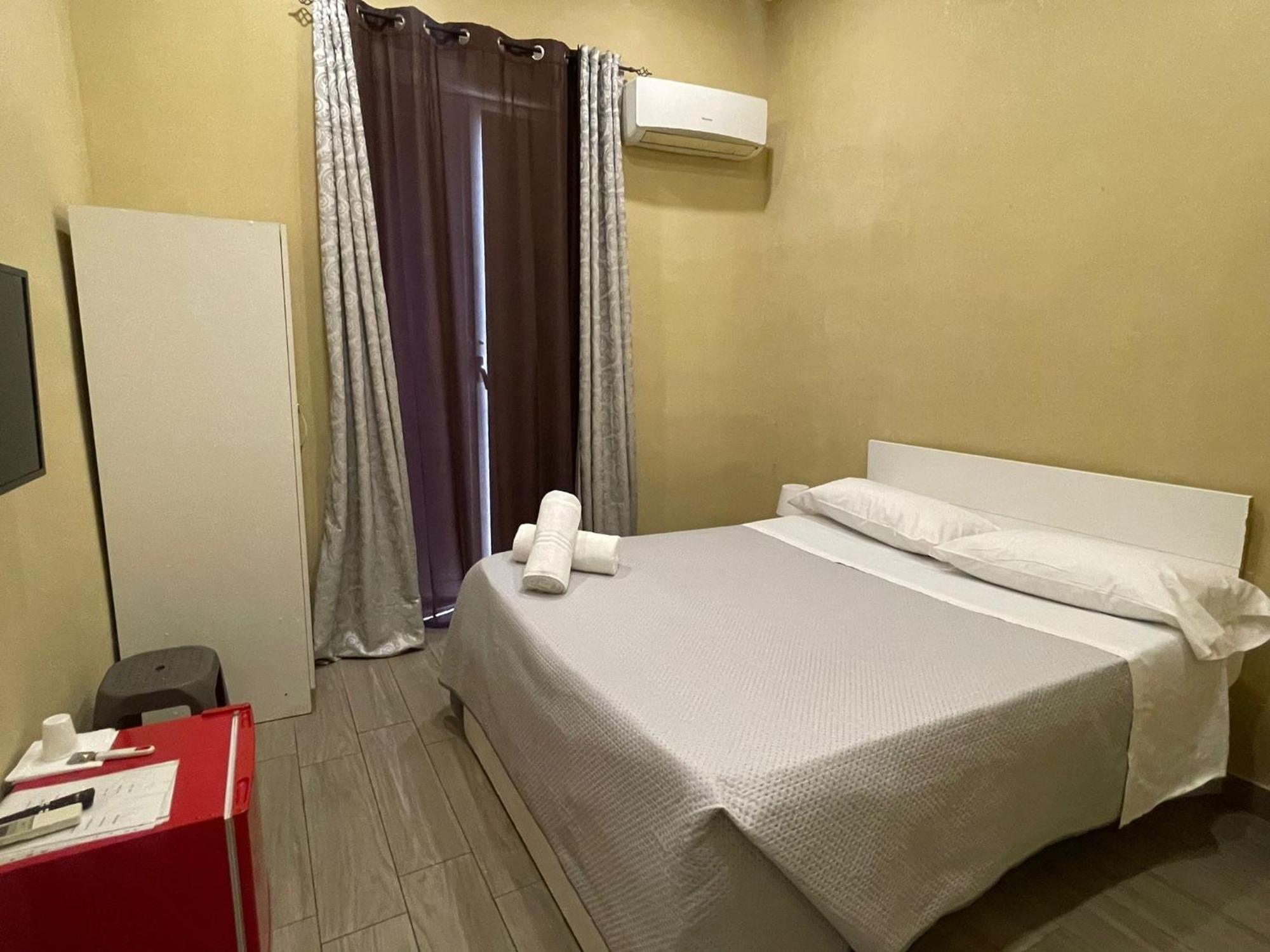 Royal Dante Bed & Breakfast เนเปิลส์ ภายนอก รูปภาพ