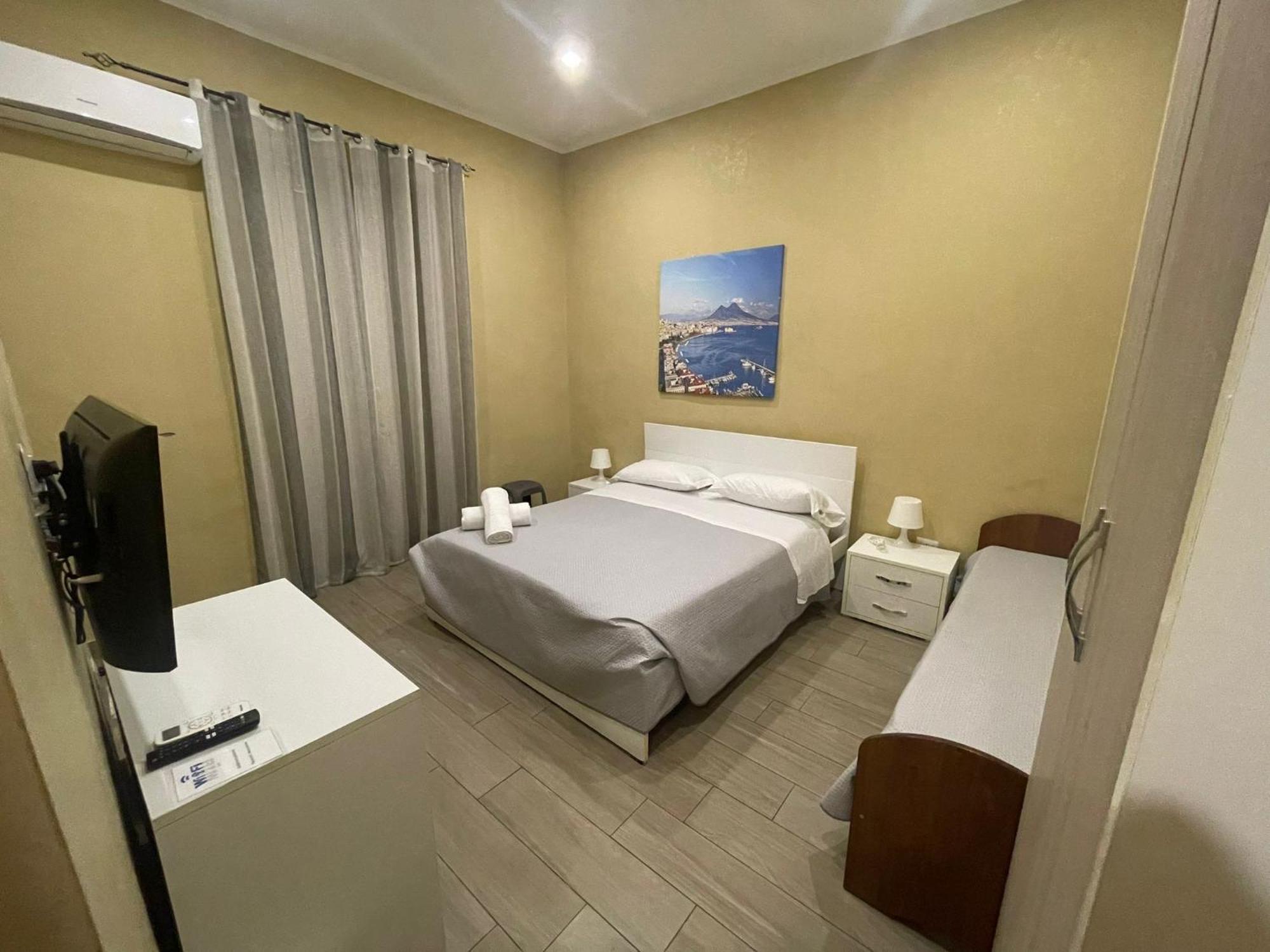 Royal Dante Bed & Breakfast เนเปิลส์ ภายนอก รูปภาพ
